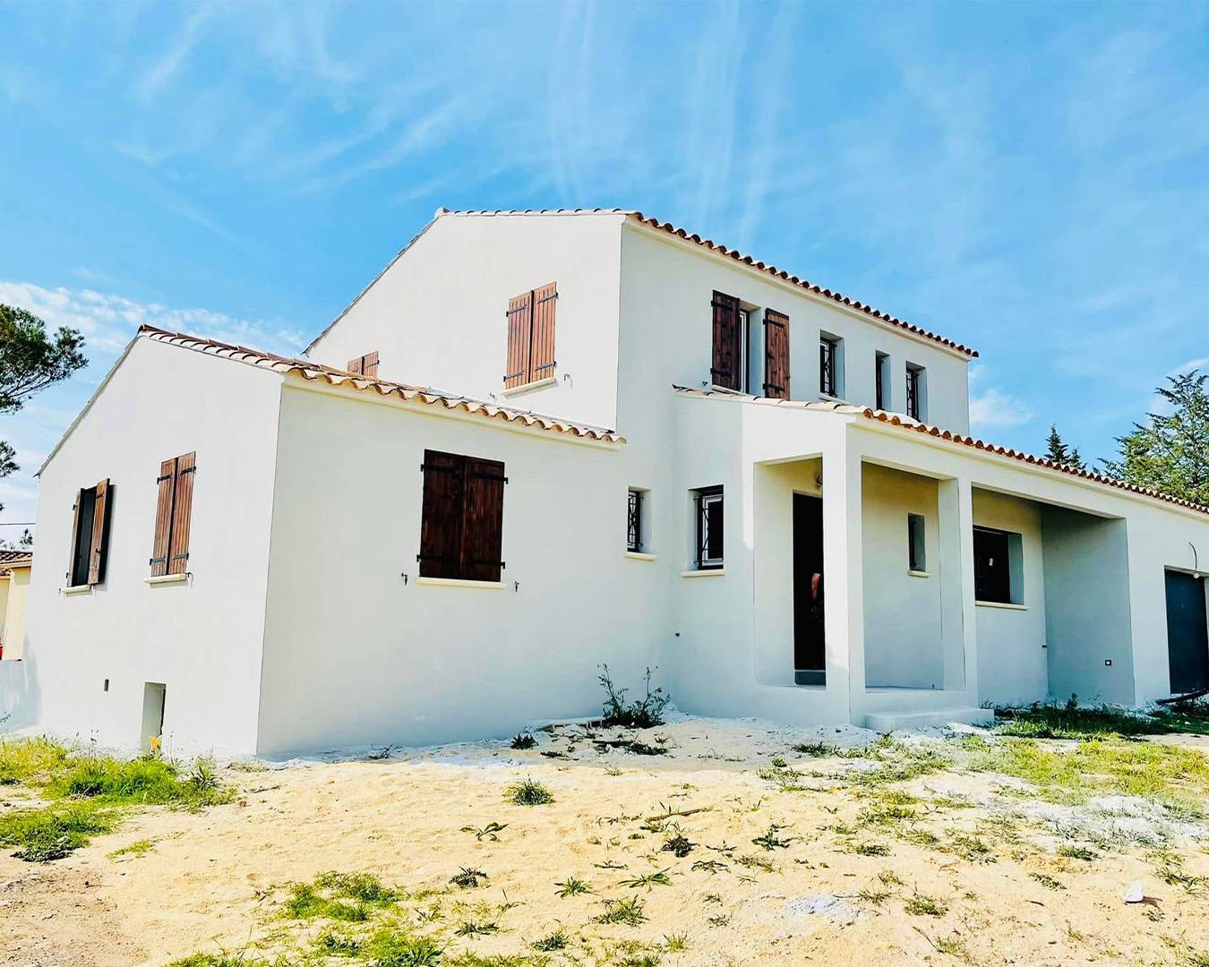 Notre réalisation sur une maison neuve sur la commune de Sanilhac-Sagriès - Finition grattée fin - Référence couleur : Gris bleuté clair 209 Weber
