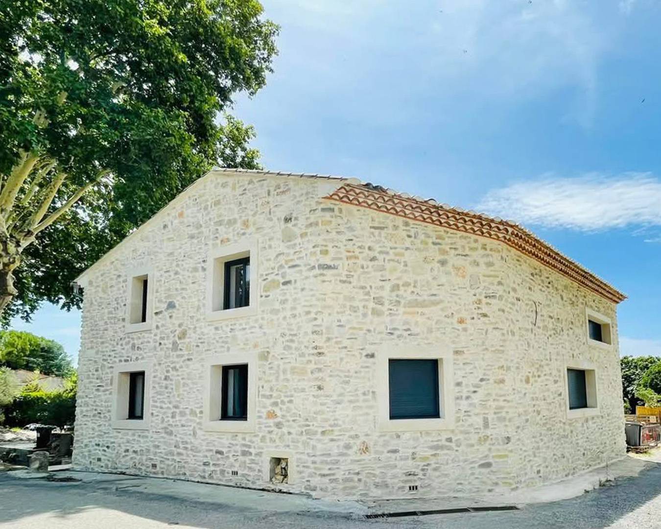 Notre réalisation sur une maison neuve sur la commune de Campagne - Rejointoiement - Référence couleur : 015 Pierre claire enduit épais grain coloré Weber