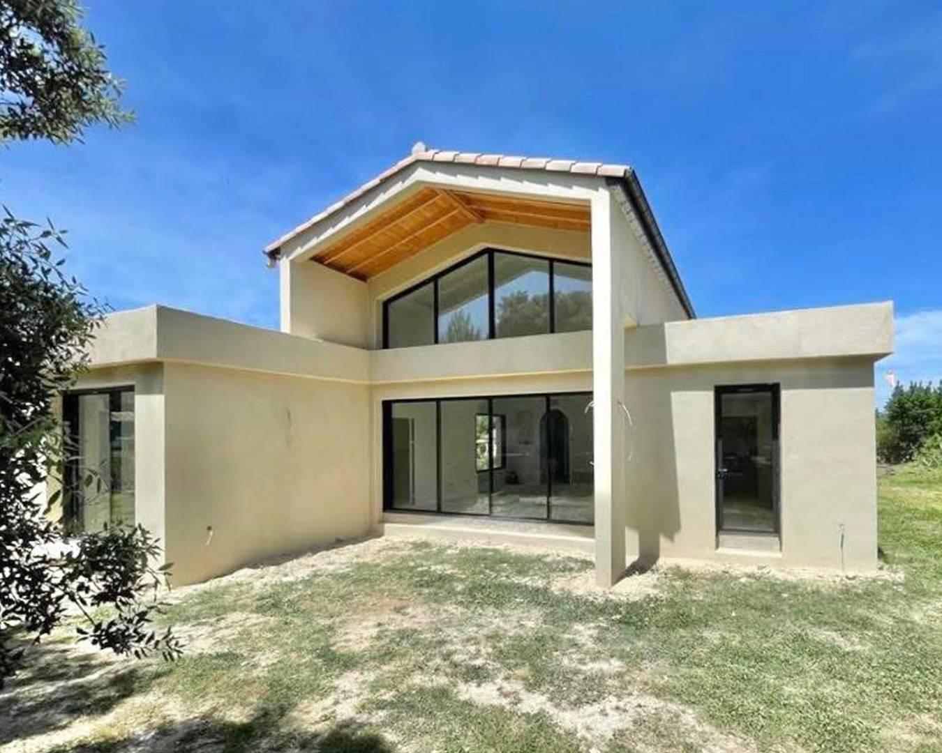 Notre réalisation sur une maison neuve sur la commune de Rochefort-du-Gard - Finition talochée fin - Référence couleur : 212 - Terre beige Weber.